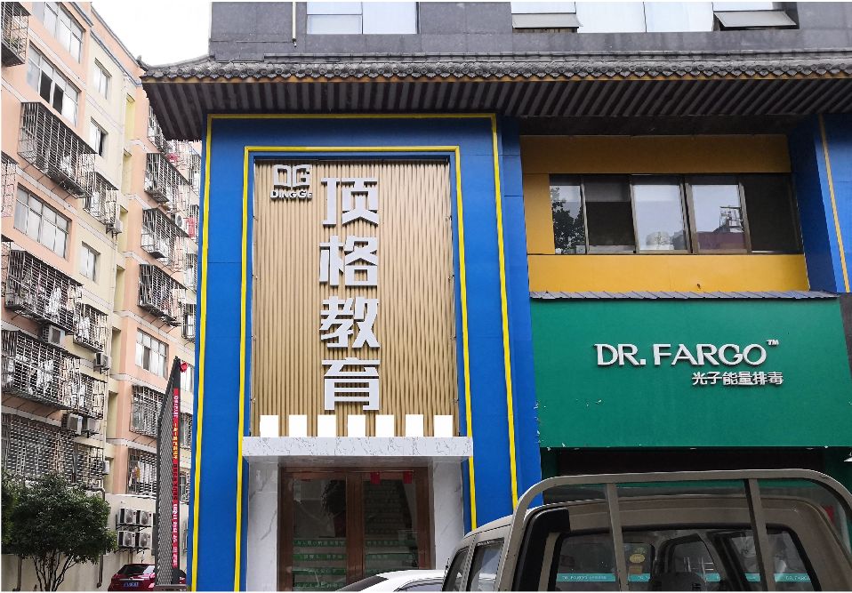 红安门头设计要符合门店特色。