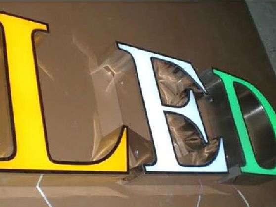 红安介绍LED招牌的基础知识。